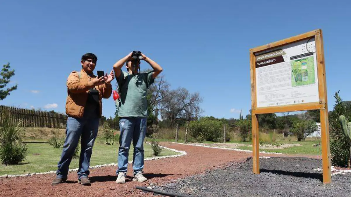 Alumnos de la facultad de agrobiología de la UATx participaron en las actividades de avistamiento de aves Mizpah Zamora